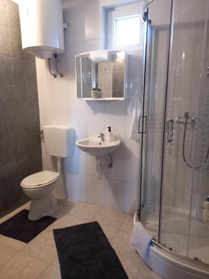 Guest House Studio Apartman Marina - With Jacuzzi, Free Parking, Pet Friendly קארלובץ מראה חיצוני תמונה